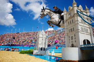 Häst hoppar över ett hinder som ser ut som en av de klassiska broarna i London vid OS 2012