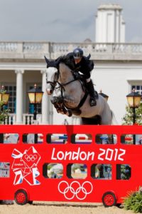 Häst hoppar över ett hinder format som en klassisk "Londonbuss" vid OS i London 2012