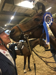 Peder får en puss av hästen efter en tävling