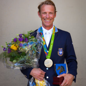 Porträtt av Peder efter OS-medaljen med en bukett blommor