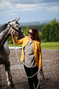 Fotografering av Lisen Fredricson och en häst utomhus