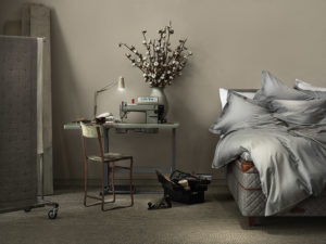 Rum med säng och symaskin